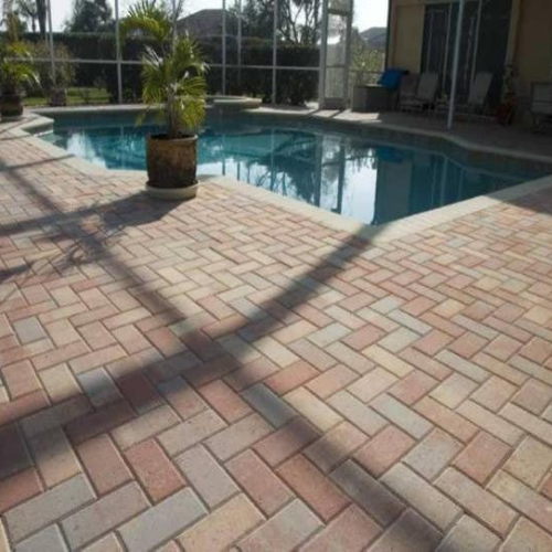 piscina com piso intertravado